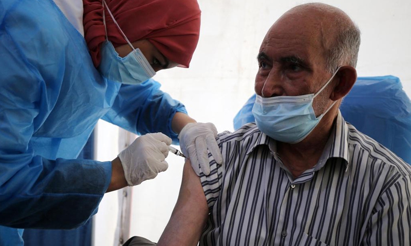 Tiêm vaccine ngừa Covid-19 tại Algeria.