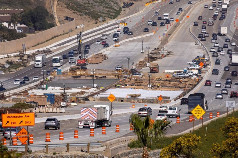 Công nhân xây đường tại thành phố Encinitas, bang California, Mỹ. (Ảnh: Reuters)