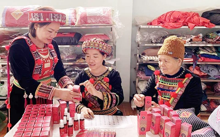 Đóng gói các sản phẩm tại Hợp tác xã Thiên An, xã Vi Hương, huyện Bạch Thông.