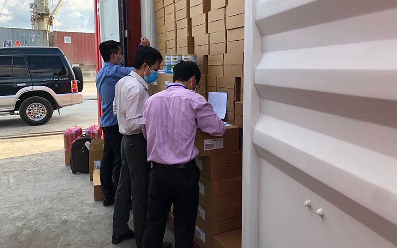 Chi cục Hải quan cửa khẩu cảng Sài Gòn khu vực 1 đã hoàn thiện tờ khai, tạo điều kiện thông quan nhanh lô hàng sữa viện trợ. Ảnh: Báo Nhân dân.