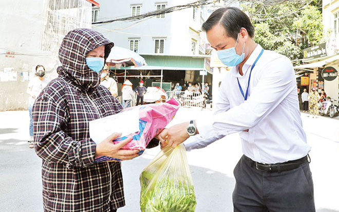 Hỗ trợ lao động tự do bị ảnh hưởng do dịch COVID-19 ở Hà Nội (Ảnh minh họa: Minh Hà).