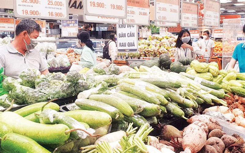 Người dân chọn mua thực phẩm giảm giá tại một siêu thị trong ngày 15/11. Ảnh: Hoàng Liêm.