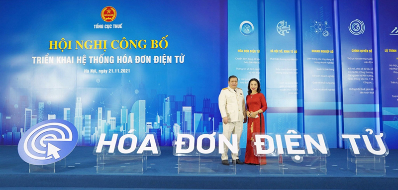 Bà Đinh Thị Thúy – Tổng Giám đốc MISA cùng ông Phi Vân Tuấn – Phó Tổng cục trưởng Tổng cục Thuế tại Hội nghị Công bố triển khai Hệ thống Hóa đơn điện tử ngày 21/11/2021.