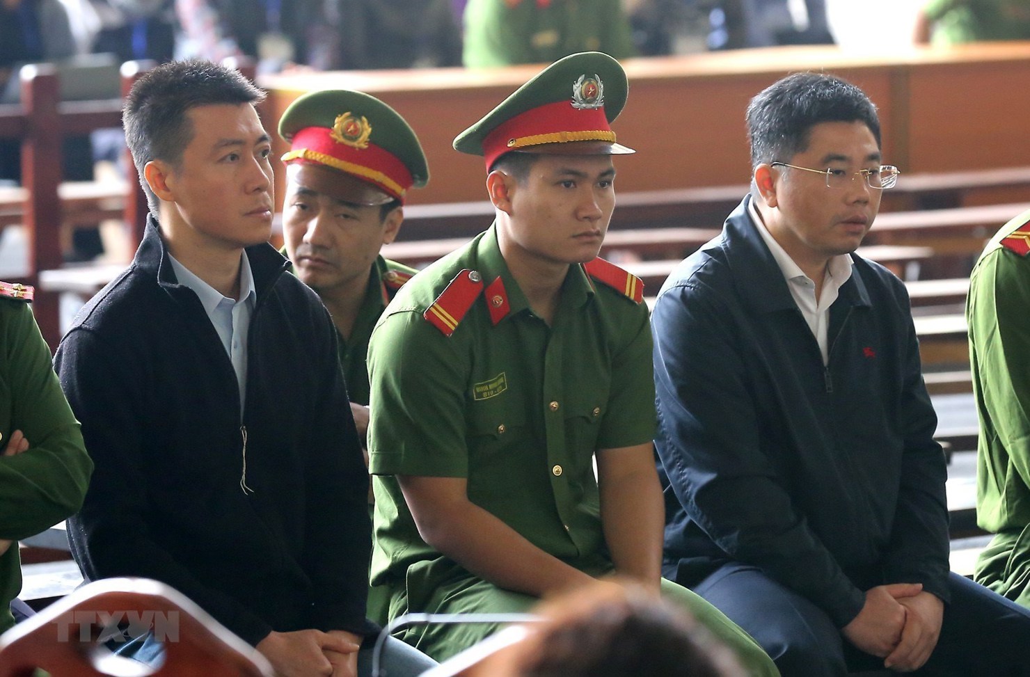 Bị cáo Phan Sào Nam (trái) và Nguyễn Văn Dương (phải) tại phiên xét xử chiều 21/11/2018. (Ảnh: TTXVN)