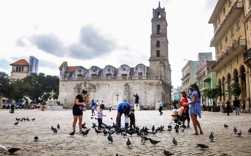Quảng trường Chim bồ câu ở thủ đô La Habana ngày đầu trở lại trạng thái bình thường mới. Ảnh Juventudrebelde.cu.