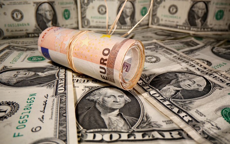 Đồng euro giảm giá so với USD do tình hình dịch COVID-19 căng thẳng tại châu Âu. (Ảnh: Reuters).