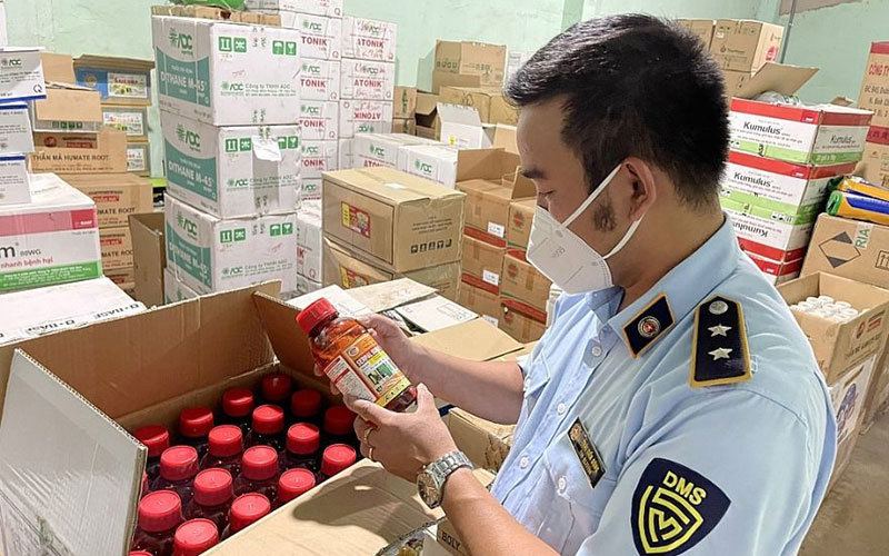 Lực lượng Quản lý thị trường tỉnh Gia Lai kiểm tra lô hàng thuốc trừ sâu vi phạm tại một cửa hàng ở TP Pleiku.