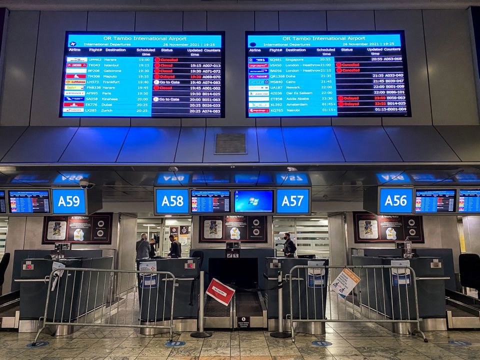 Sân bay quốc tế O.R Tambo ở Johannesburg, Nam Phi thông báo các chuyến bay bị hủy ngày 26/11, sau khi xuất hiện biến thể Omicron. Ảnh: Reuters.
