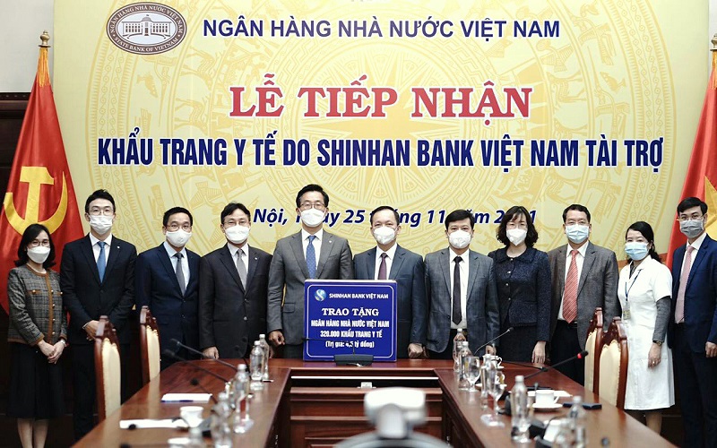 Phó Thống đốc Ngân hàng Nhà nước Việt Nam, ông Đào Minh Tú tiếp nhận tượng trưng 320 nghìn khẩu trang y tế trị giá 4,5 tỷ đồng từ Tổng Giám đốc Ngân hàng Shinhan Việt Nam, ông Lee Taekyung.