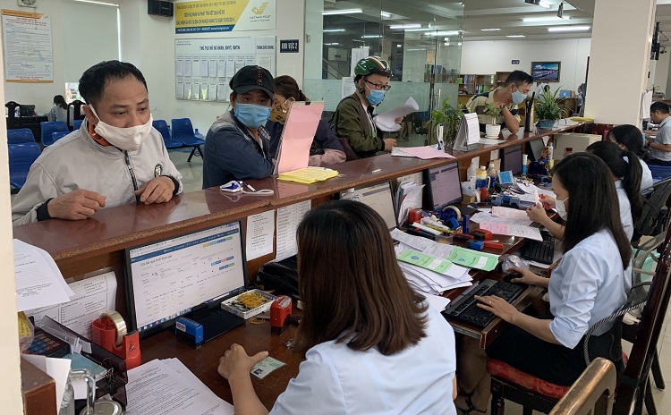 Người lao động đến kê khai hưởng Bảo hiểm thất nghiệp, Bảo hiểm y tế và Bảo hiểm xã hội tại TP Hồ Chí Minh. (Ảnh: TTXVN).