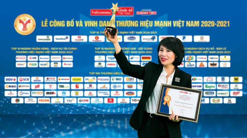Bà Dương Thị Lệ Hà – Quyền Tổng Giám đốc NCB nhận giải thưởng TOP 100 Thương hiệu mạnh Việt Nam 2021.