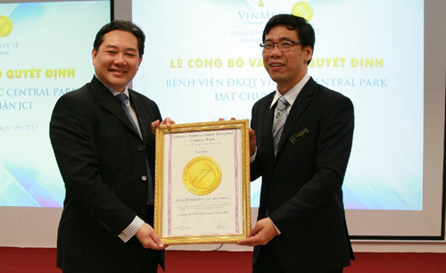 Ông Paul Chang, Phó Chủ Tịch JCI, trao chứng chỉ JCI cho Bệnh viện Đa khoa Quốc tế Vinmec Central Park (Ảnh: Vingroup)