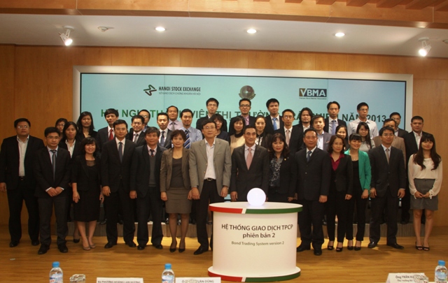 Thứ trưởng Bộ Tài chính Trần Xuân Hà và các thành viên thị trường trái phiếu chính phủ tại Hội nghị thành viên năm 2013, tổ chức tại HNX ngày 6/3/2013