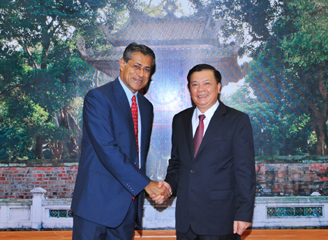 Bộ trưởng Đinh Tiến Dũng và ông Sanjay Kalra - Đại diện thường trú IMF tại Việt Nam tại buổi làm việc. Nguồn: mof.gov.vn