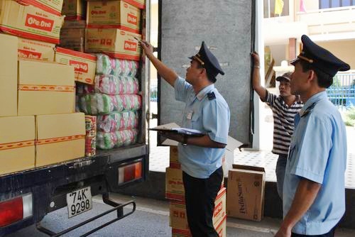 Hải quan Khu Thương mại Lao Bảo kiểm tra hàng hóa nhập khẩu. Nguồn: internet