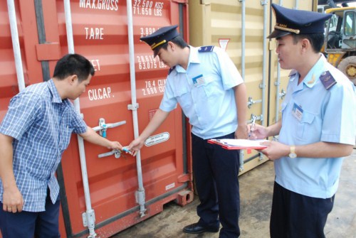 Công chức Hải quan cửa khẩu Móng Cái (Quảng Ninh) kiểm tra niêm phong hàng hóa xuất nhập khẩu. Nguồn: baohaiquan.vn