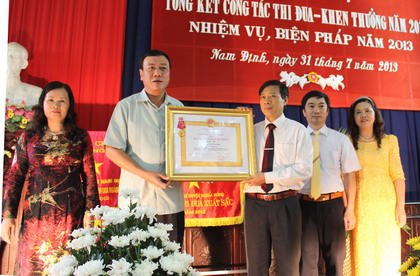 Cục Thuế Nam Định đón nhận huân chương lao động hạng nhất. Nguồn: namdinh.gdt.gov.vn