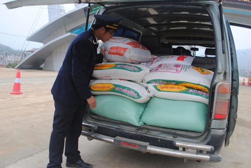 Cán bộ công chức Hải quan khu kinh tế Cầu Treo kiểm tra hàng hóa nhập khẩu. Nguồn: baohaiquan.vn 