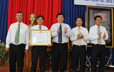 Cục Thuế tỉnh Khánh Hòa nhận bằng khen của Thủ tướng Chính phủ. Nguồn: baokhanhhoa.com.vn