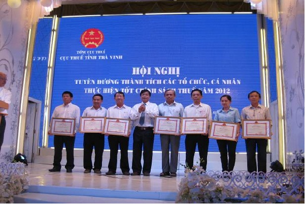 Các DN được nhận bằng khen của Bộ Tài chính do hoàn thành tốt công tác nộp thuế năm 2012 tại tỉnh Trà Vinh. Nguồn: banthiduakhenthuongtw.gov.vn
