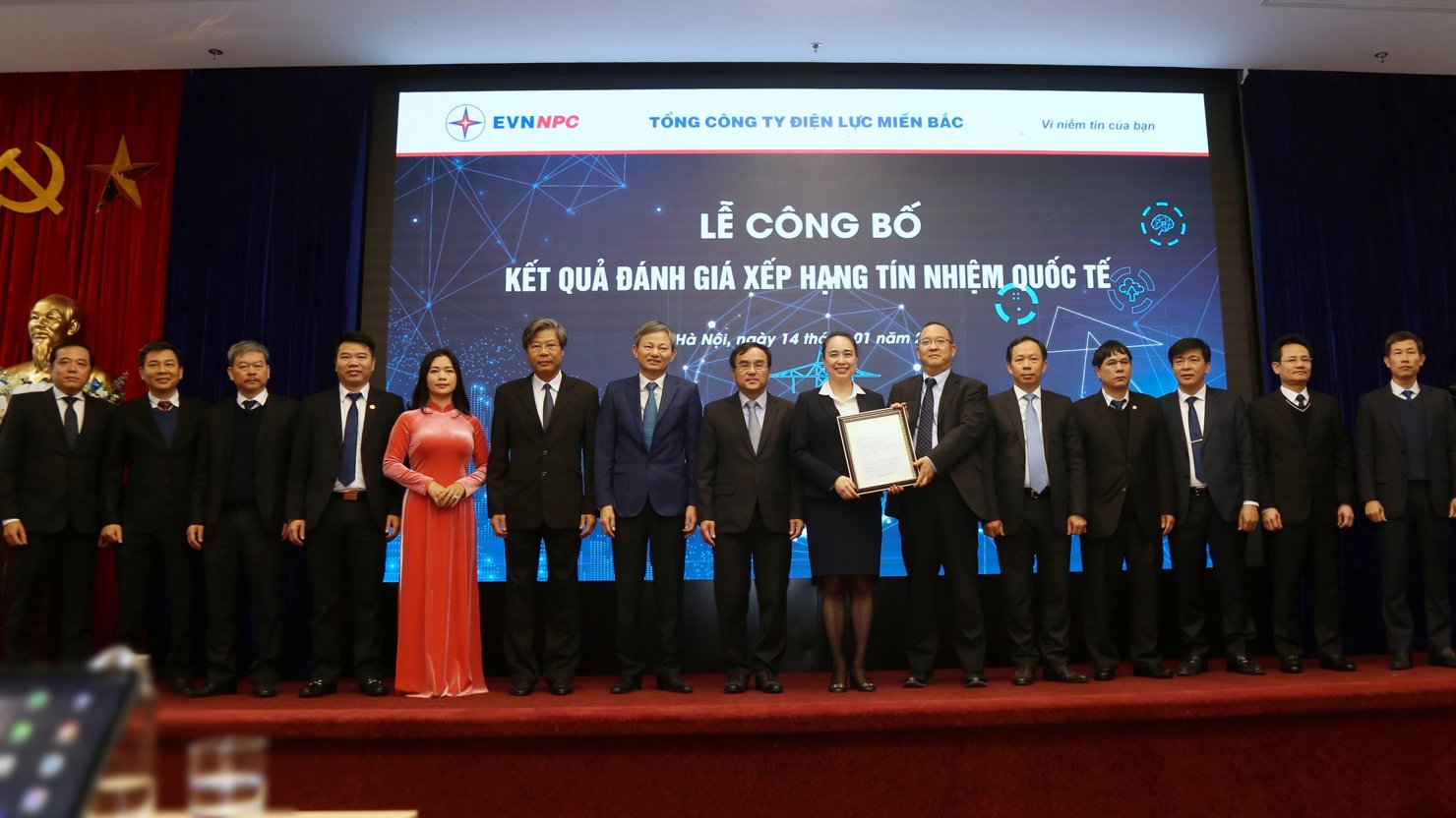 Ban lãnh đạo Tổng công ty Điện lực miền Bắc nhận chứng nhận xếp hạng ở mức BB của Fitch Ratings dưới sự chứng kiến của lãnh đạo Tập đoàn Điện lực Việt Nam