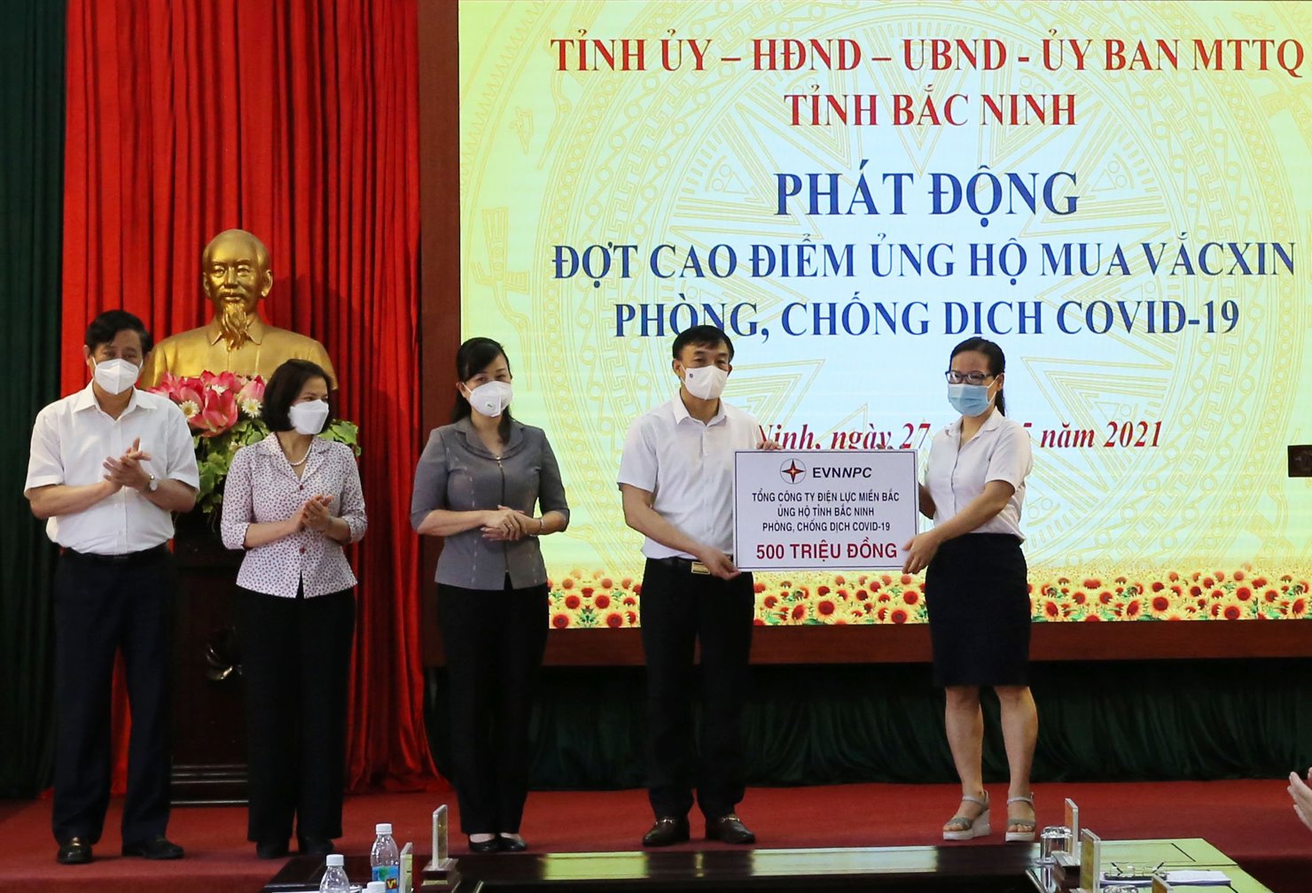 EVNNPC ủng hộ 1 tỷ đồng chung tay cùng Bắc Giang, Bắc Ninh phòng chống dịch Covid - 19 - Ảnh 1