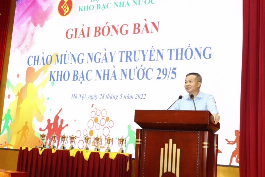 &Ocirc;ng Nguyễn Quang Vinh - Chủ tịch C&ocirc;ng đo&agrave;n cơ quan KBNN ph&aacute;t biểu khai mạc giải B&oacute;ng b&agrave;n ch&agrave;o mừng ng&agrave;y truyền thống KBNN.