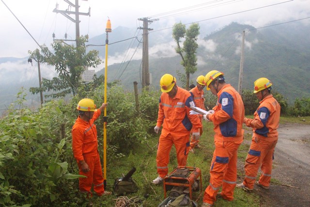 Nhiều đoạn đường xấu, công nhân Điện lực Bát Xát đi bộ vào thôn Sùng Vui, để sửa chữa sự cố lưới điện.