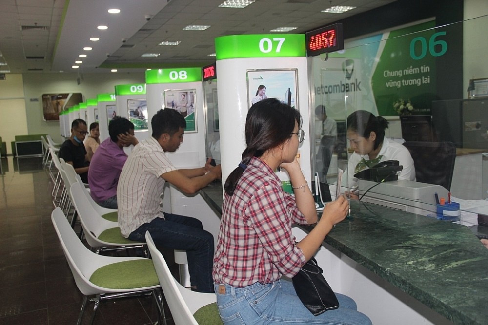 Khách hàng thực hiện giao dịch nộp NSNN tại chi nhánh ngân hàng Vietcombank. Ảnh: H.T