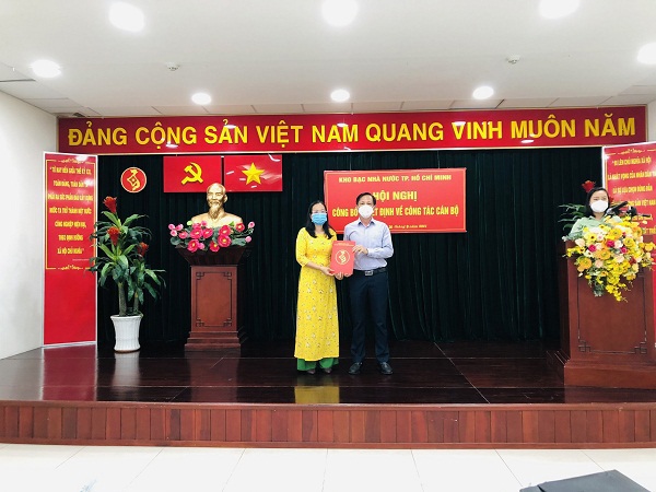 Phó Giám đốc KBNN TP. Hồ Chí Minh Nguyễn Thiện Hải trao Quyết định điều động, bổ nhiệm cho bà Dương Thị Thu Hà.