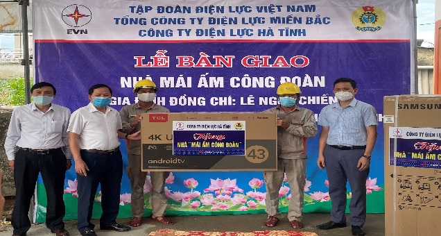 PC Hà Tĩnh trao ngôi nhà “Mái ấm Công đoàn" cho gia đình công nhân