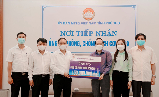 Ông Nguyễn Quang Lâm - Giám đốc Công ty Điện lực Phú Thọ trao số tiền 150 triệu đồng cho đại diện lãnh đạo Ủy ban MTTQ tỉnh Phú Thọ