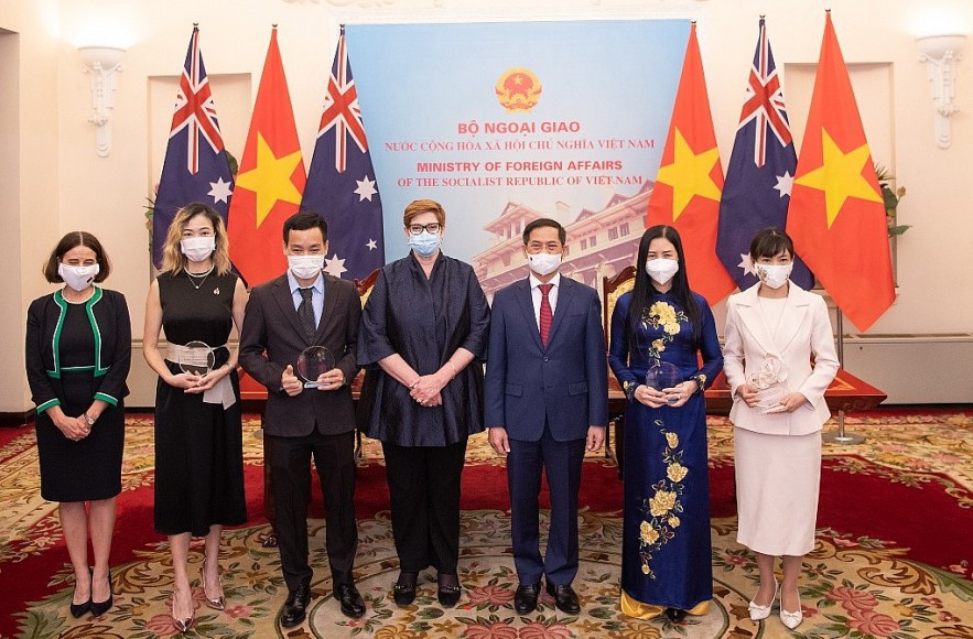 Đại diện Bộ Ngoại giao Việt Nam, Australia và 4 dự án nhận tài trợ. Ảnh: Đại sứ quán Australia