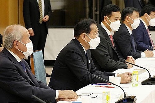 Thủ tướng Nhật Bản Fumio Kishida (thứ 2, trái) phát biểu tại cuộc họp về chính sách kinh tế ở Tokyo ngày 8/11/2021.