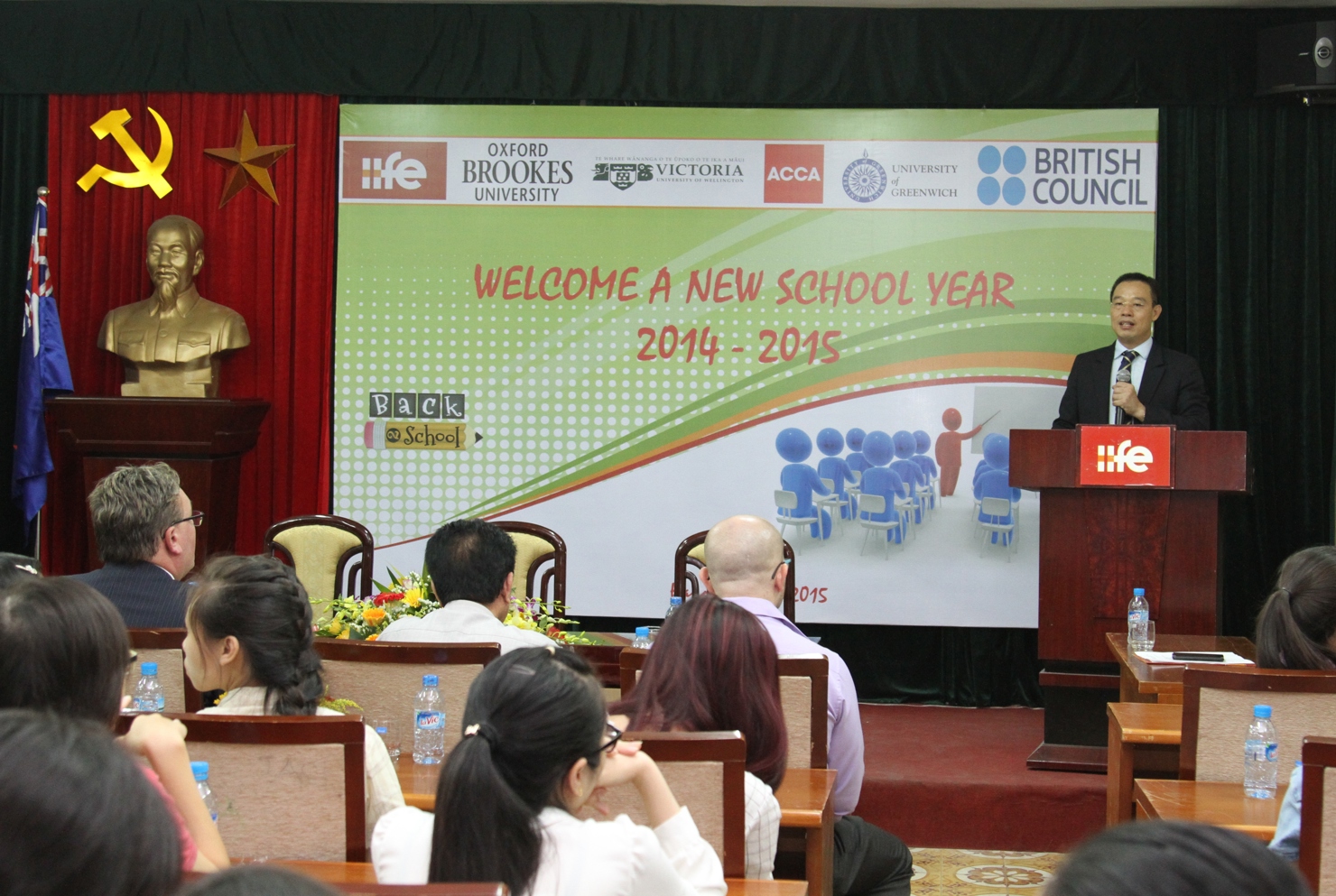 Viện trưởng Bùi Đường Nghiêu phát biểu tại buổi Lễ khai giảng năm học 2014. Nguồn: FinancePlus.vn