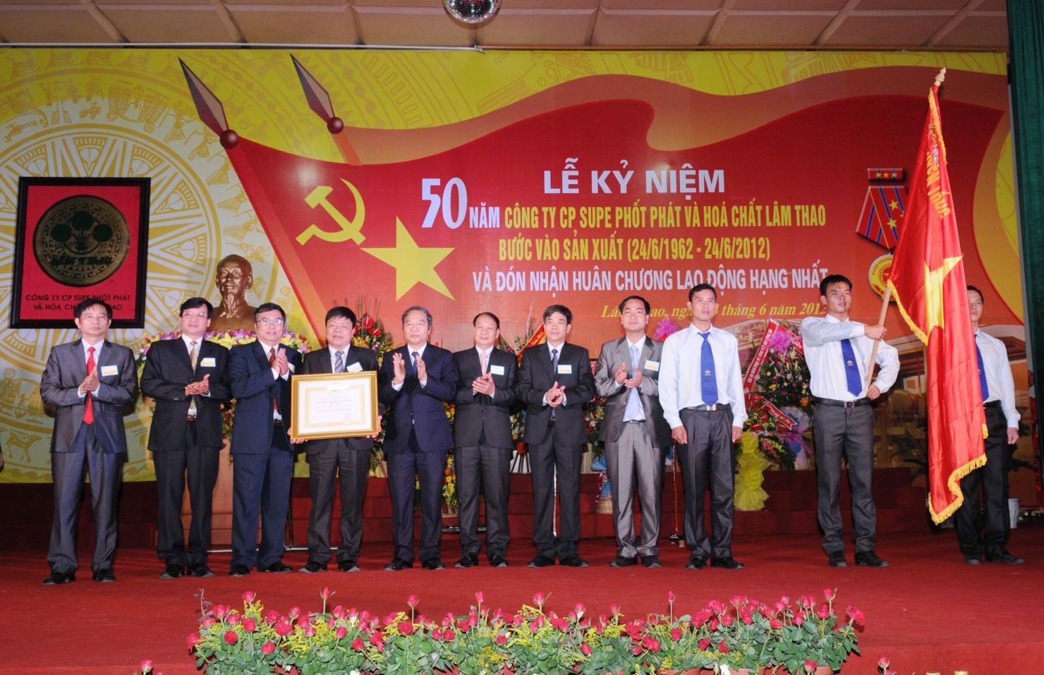 Tập thể Ban lãnh đạo Công ty đón nhận Huân chương Lao động hạng Nhất. Nguồn: internet