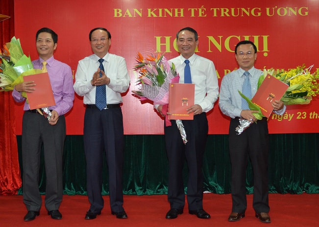Ông Tô Huy Rứa trao quyết định bổ nhiệm Phó Trưởng Ban Kinh tế Trung Ương. Nguồn: VPCP