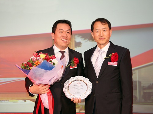 Ông Bùi Kim Kha - Phó Tổng Giám đốc Thaco và Ông Yong Sung Kim - Giám đốc Kia toàn cầu. Nguồn: internet