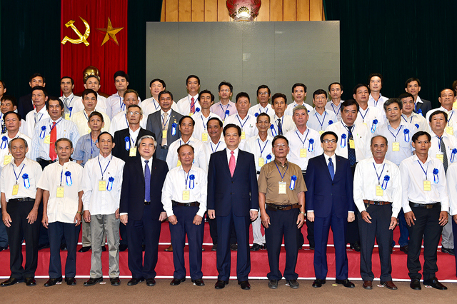 Thủ tướng Nguyễn Tấn Dũng chụp ảnh lưu niệm với các nhà sáng chế không chuyên tiêu biểu năm 2015. Nguồn:  internet