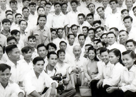 Chủ tịch Hồ Chí Minh với các nhà báo vào năm 1960. Nguồn: internet