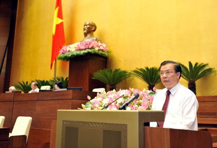 Bộ trưởng Đinh Tiến Dũng tại kỳ họp thứ 9 họp Quốc hội khóa XIII. Nguồn: mof.gov.vn