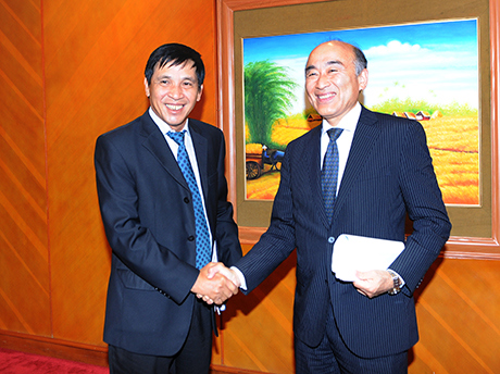 Thứ trưởng Trương Chí Trung và Phó Tổng Giám đốc IMF Furusawa. Nguồn: mof.gov.vn