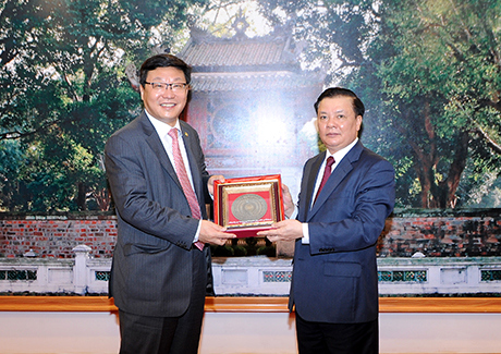 Bộ trưởng Đinh Tiến Dũng và Thứ trưởng Joo Hyung Hwan. Nguồn: mof.gov.vn