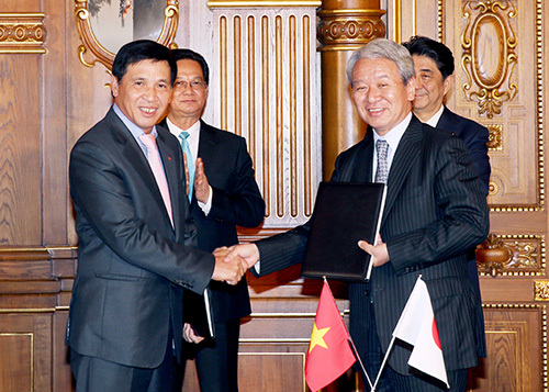 Thứ trưởng Trương Chí Trung và ông Akihiko Tanaka. Nguồn: mof.gov.vn