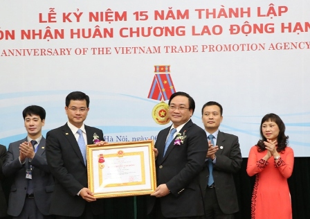 Phó Thủ tướng Hoàng Trung Hải trao Huân chương Lao động hạng Nhất cho Cục XTTM, Bộ Công Thương. Nguồn: internet