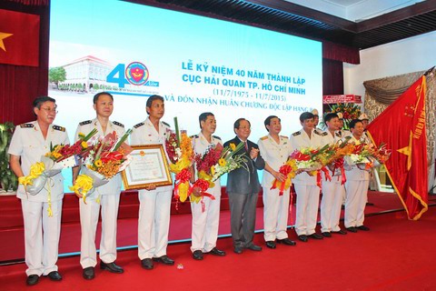 Thứ trưởng Bộ Tài chính Đỗ Hoàng Anh Tuấn trao Huân chương Độc lập hạng Ba cho Ban lãnh đạo Cục Hải quan TP. Hồ Chí Minh.