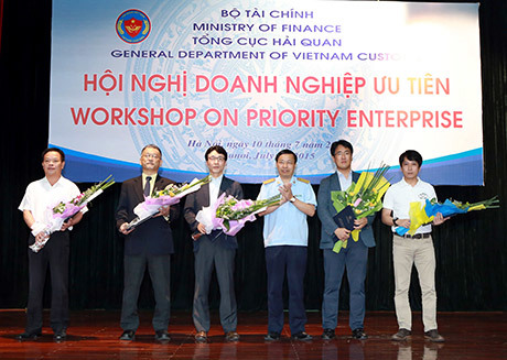 Phó Tổng cục trưởng Nguyễn Văn Cẩn trao quyết định và tặng hoa chúc mừng các doanh nghiệp. Nguồn: 
