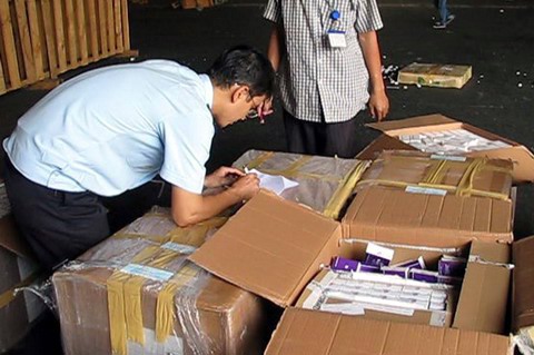 Cán bộ Hải quan Tân Sơn Nhất đang kiểm tra thực tế lô hàng thuốc tân dược vi phạm.. Nguồn: internet