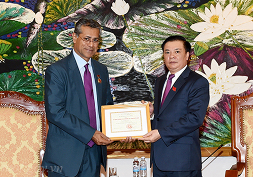 Bộ trưởng Đinh Tiến Dũng trao tặng Kỷ niệm chương Vì sự nghiệp Tài chính cho Ông Sanjay Ka. Nguồn: mof.gov.vnlra