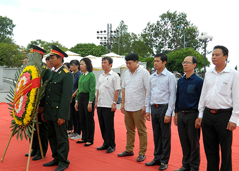 Đoàn công tác Bộ Tài chính dâng hương tại Nghĩa trang LSQG Đường 9. Nguồn: mof.gov.vn